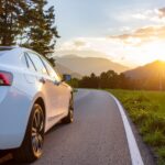 自動車の農繁期の農道走行、農業機械とのすれ違いと泥はね注意